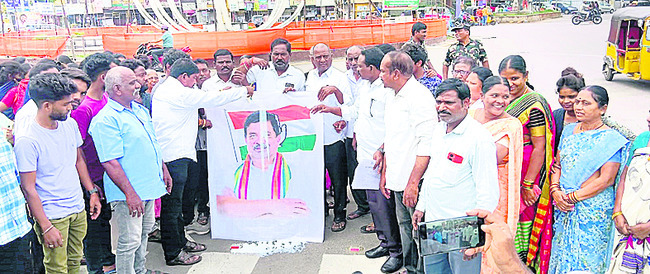 రోడ్డెక్కిన కాంగ్రెస్‌ వర్గపోరు1