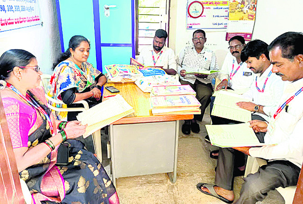 పంట దెబ్బతిన్న ప్రాంతాల్లో శాస్త్రవేత్తల పర్యటన1