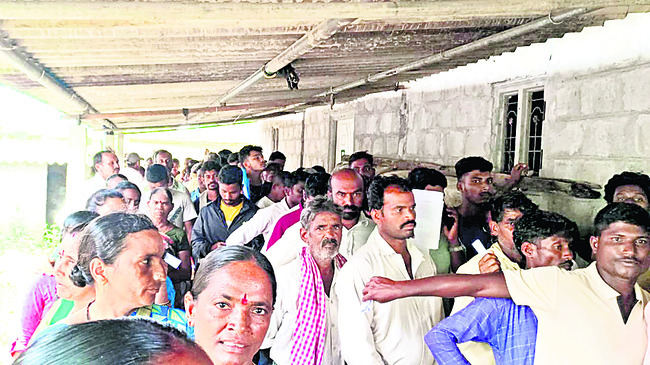 యూరియా కోసం పడిగాపులు1