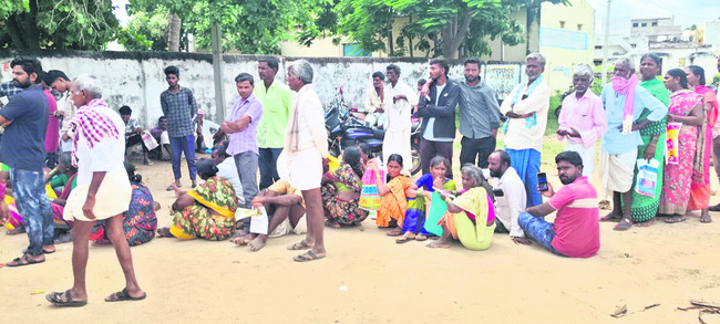 యూరియా ఇవ్వరు.. గోస తీర్చరు! 1