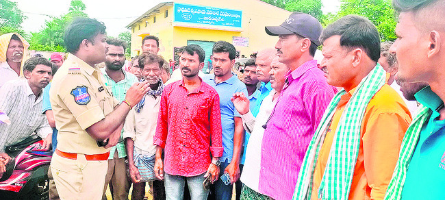 యూరియా కోసం వెతలు1