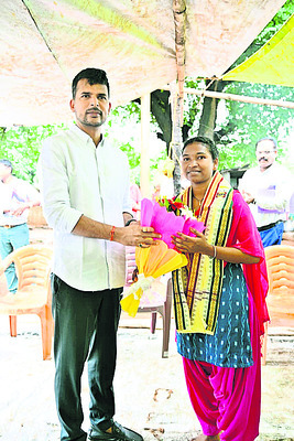చంపాకు కలెక్టర్‌ అభినందనలు 1