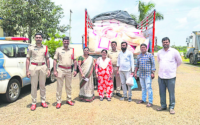 యూరియా లారీ పట్టివేత 1