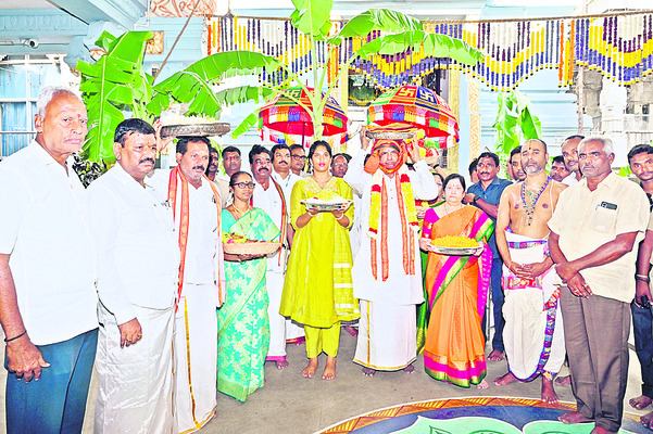 అశ్వ వాహనంపై వరసిద్ధుడి అభయం3