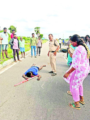ఆర్టీసీ బస్సు ఢీకొని యువకుడి మృతి
1