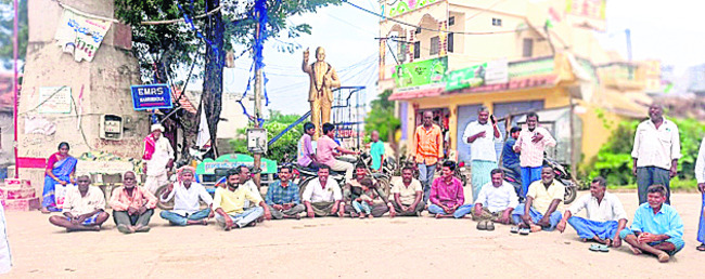 యూరియా కోసం అన్నదాతల ఆందోళన1