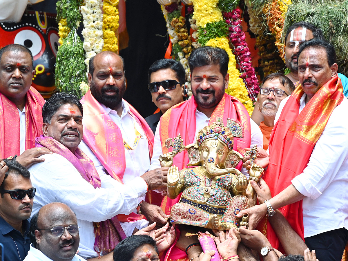 CM Revanth Reddy Pooja At Khairatabad Ganesh Photos8