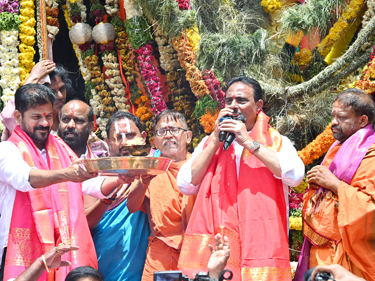 CM Revanth Reddy Pooja At Khairatabad Ganesh Photos3