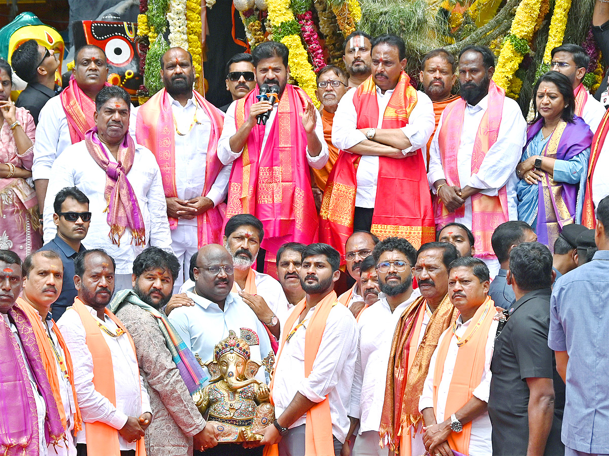 CM Revanth Reddy Pooja At Khairatabad Ganesh Photos6