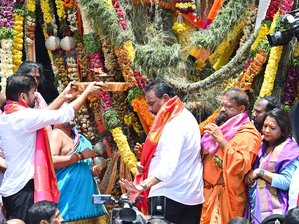 ఖైరతాబాద్‌ మహాగణపతిని దర్శించుకున్న సీఎం రేవంత్‌ (ఫోటోలు) | CM Revanth ...