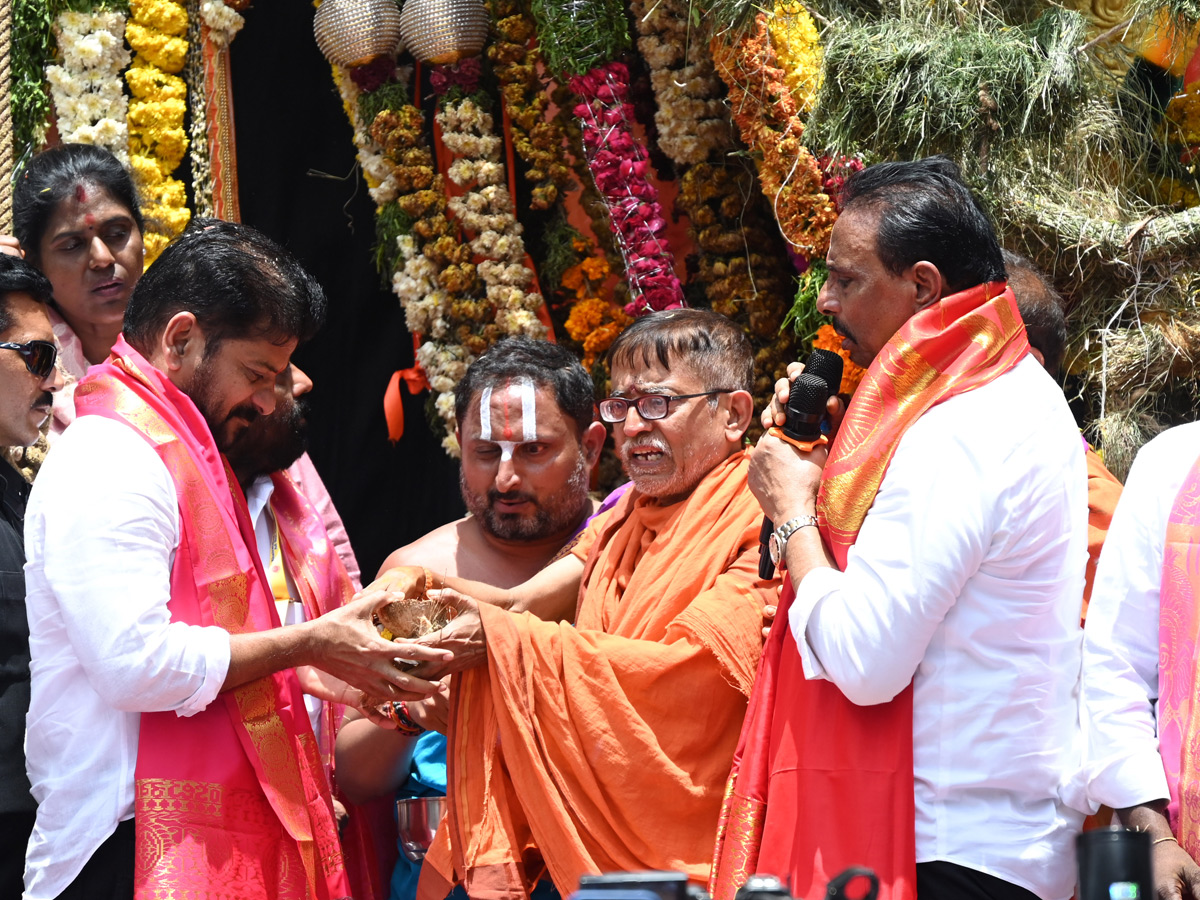 ఖైరతాబాద్‌ మహాగణపతిని దర్శించుకున్న సీఎం రేవంత్‌ (ఫోటోలు) | CM Revanth ...