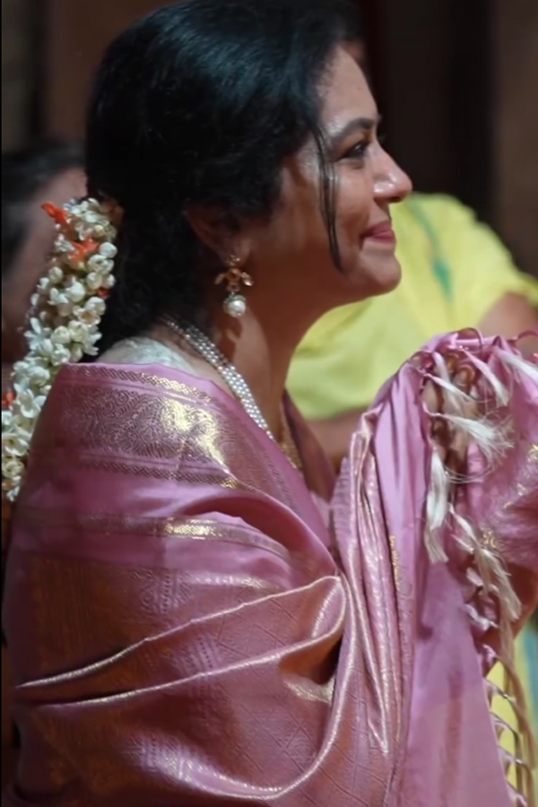 Singer Sunitha At The Bengaluru Ganesh Festival Photos11