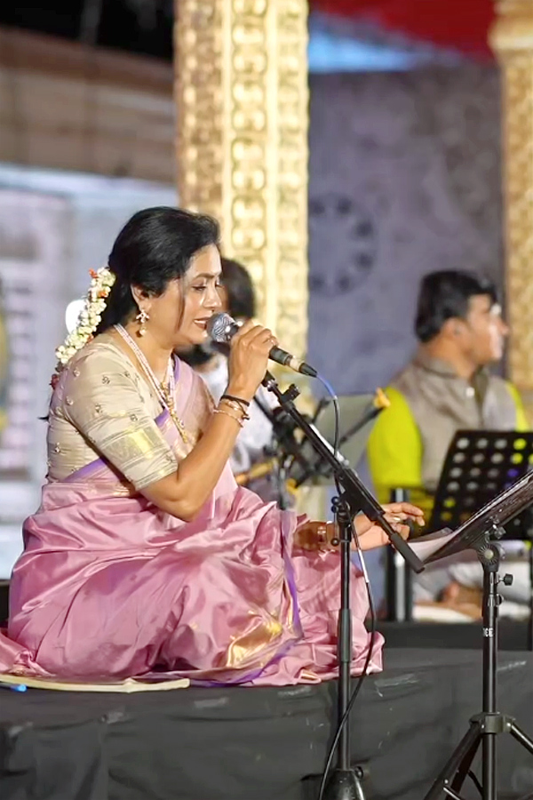 Singer Sunitha At The Bengaluru Ganesh Festival Photos6