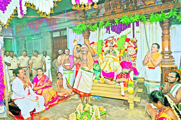 అశ్వ వాహనంపై వరసిద్ధుడి అభయం2