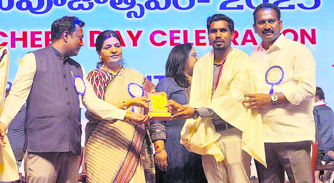 రాష్ట్రస్థాయి అవార్డు అందుకున్న టీచర్లు1