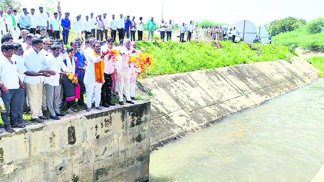 హైదరాబాద్‌ వెళ్లిన గ్రామ పాలనాధికారులు
1