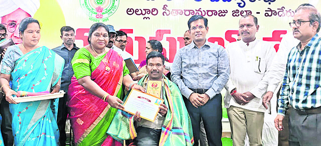 ఉత్తమ ఉపాధ్యాయులకు సత్కారం 13