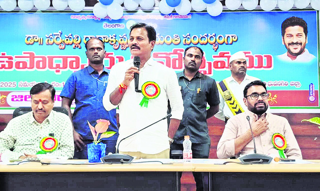 విద్యార్థుల ఉన్నతిలో గురువులే కీలకం1