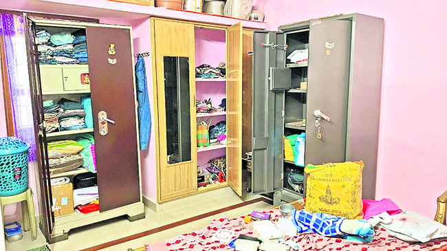 రెండిళ్లలో చోరీ 1