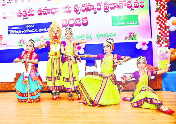 టీచర్లతోనే బంగారు భవిష్యత్‌ 1