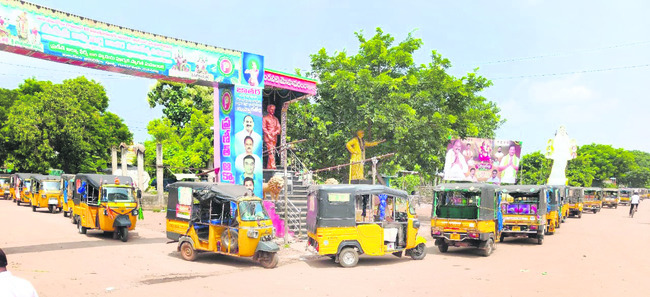 కదం తొక్కిన ఆటో కార్మికులు1