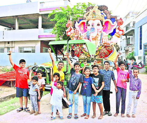 వెళ్లిరావయ్యా.. బొజ్జ గణపయ్య అంటూ వీడ్కోలు2
