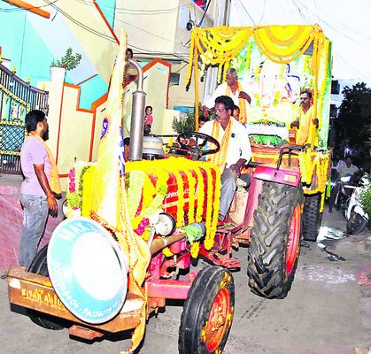 వెళ్లిరావయ్యా.. బొజ్జ గణపయ్య అంటూ వీడ్కోలు1