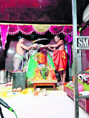 స్వర్ణకవచధారణలో రామయ్య2
