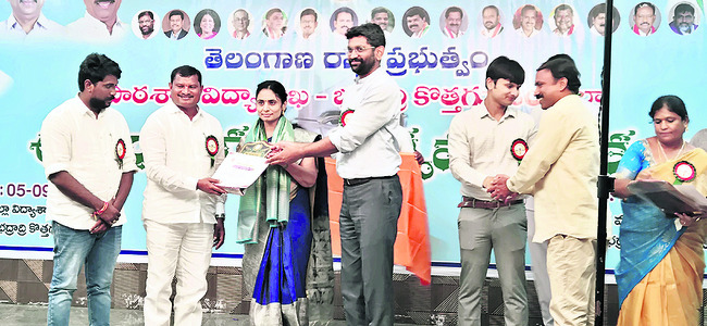 ఉత్తములకు అవార్డుల ప్రదానం1