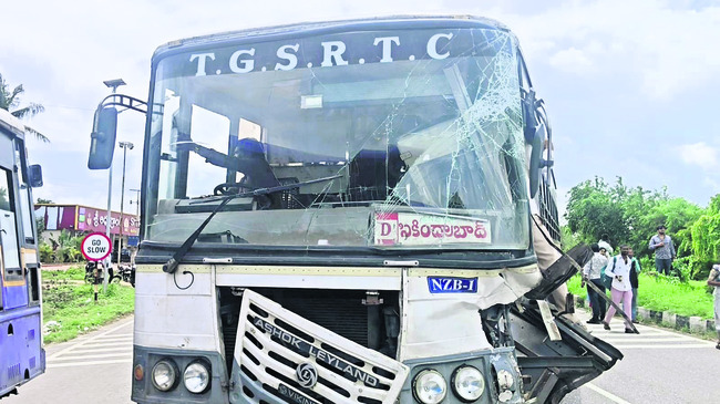 గ్యాస్ ట్యాంకర్ను ఢీకొన్న బస్సు1