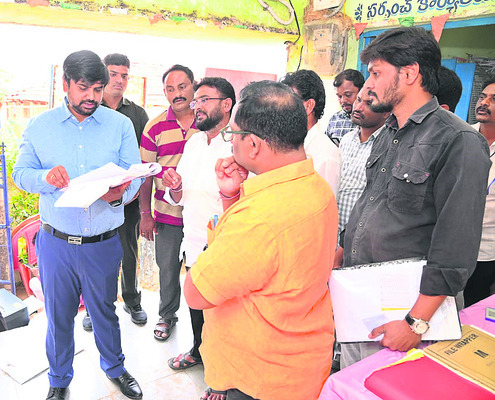 ● రెవెన్యూ సదస్సుల్లో వేలాదిగా దరఖాస్తులు ● పలు కారణాలత1