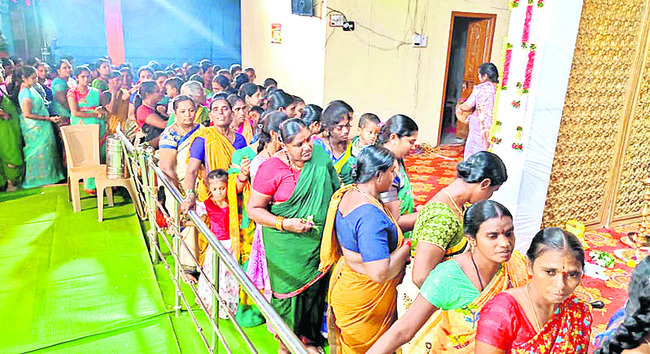 భోసికి పోటెత్తిన భక్తులు1