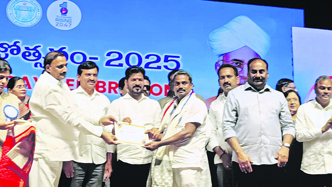 సీఎం చేతుల మీదుగా అవార్డులు2