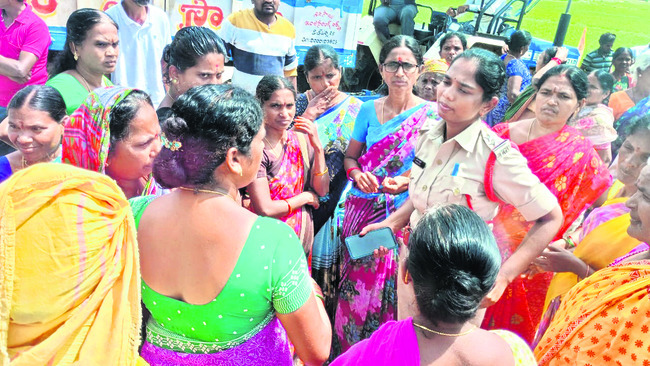వాడి గ్రామస్తుల ధర్నా
4