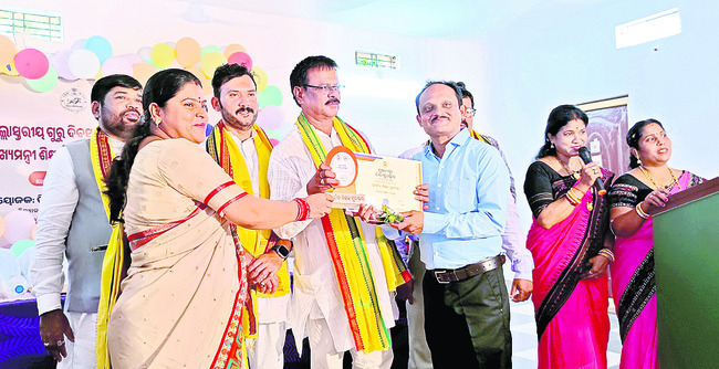 22 మంది ఉపాధ్యాయులకు పురస్కారాలు1