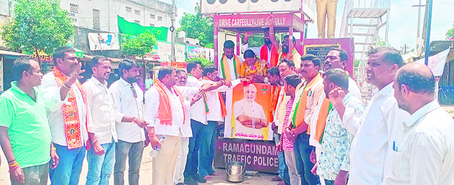 లడ్డూలు అందజేత 1