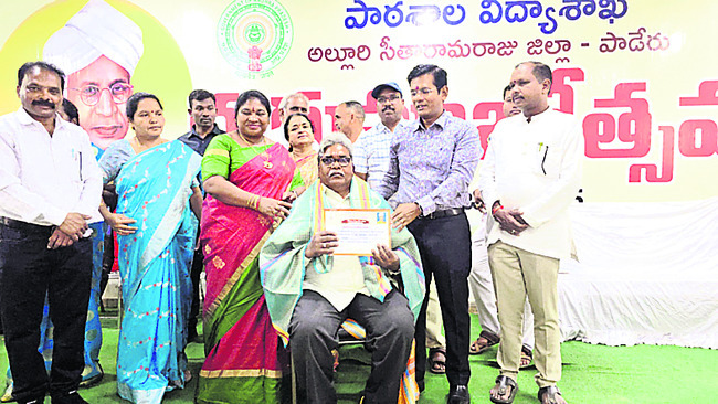 ఉత్తమ ఉపాధ్యాయులకు సత్కారం 14