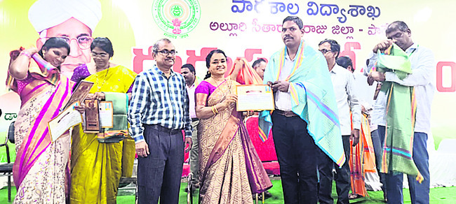 ఉత్తమ ఉపాధ్యాయులకు సత్కారం 11