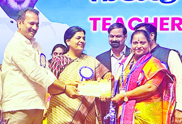 శిథిలమై.. మూతబడి శిథిలావస్థకు చేరుకున్న స్కూల్ పాతభవనం2