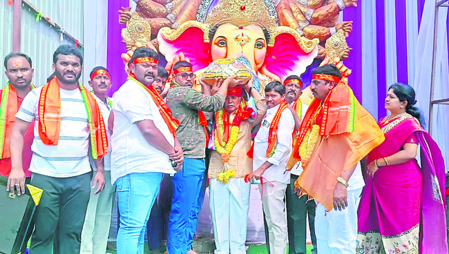 రికార్డు ధర పలికిన గణేష్ లడ్డూ 1