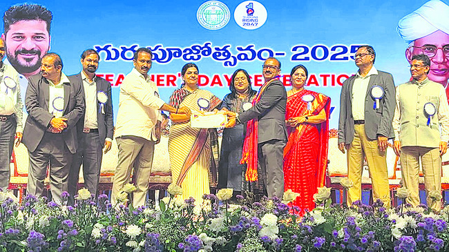 శిథిలమై.. మూతబడి శిథిలావస్థకు చేరుకున్న స్కూల్ పాతభవనం1