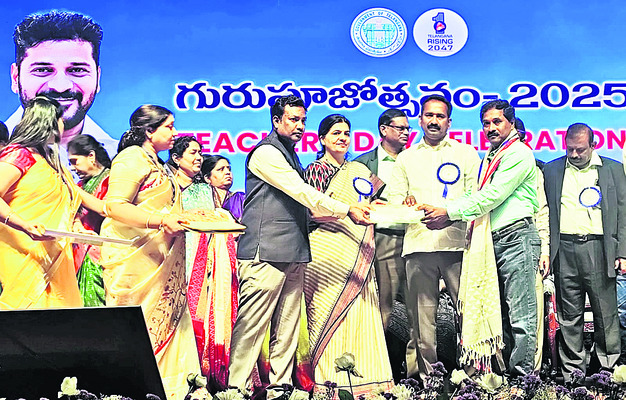 సీఎం చేతుల మీదుగా అవార్డులు1