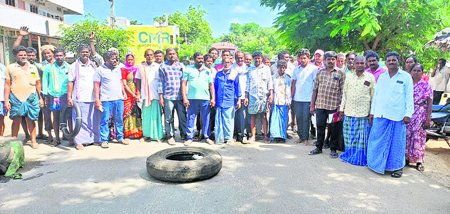 యూరియా కోసం రోడ్డెక్కిన అన్నదాత 1