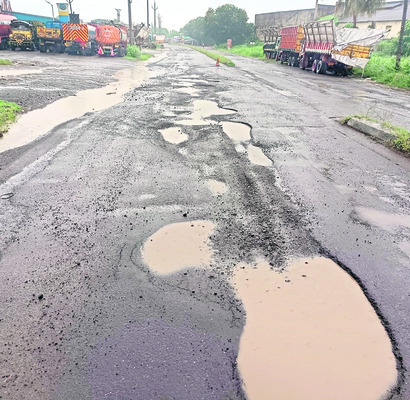 ప్రత్తిపాడు– బాదంపూడి రోడ్డెక్కితే టెర్రరే 1