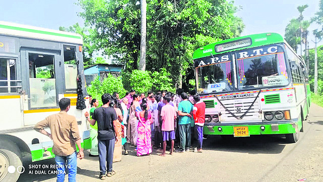 బస్సులు ఆపకపోవడంతో ప్రయాణికుల ఆగ్రహం 1