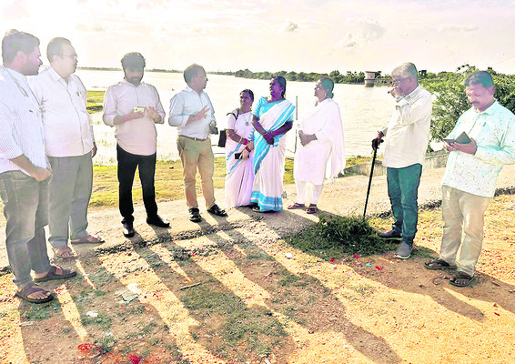 బ్యాలెన్సింగ్‌ తప్పిన క్రేన్‌1