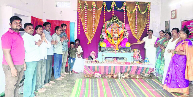 వాడి గ్రామస్తుల ధర్నా
3