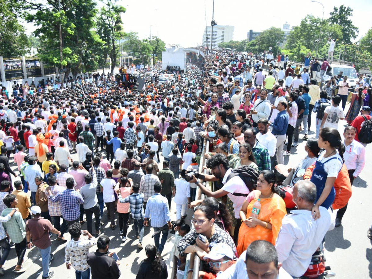 Heavy Rush Khairatabad Ganesh Shobha Yatra 2025 Photos14