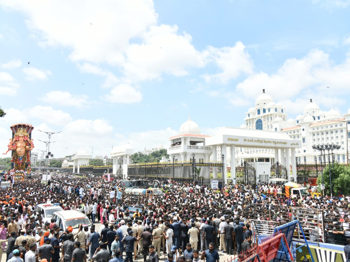 Heavy Rush Khairatabad Ganesh Shobha Yatra 2025 Photos15
