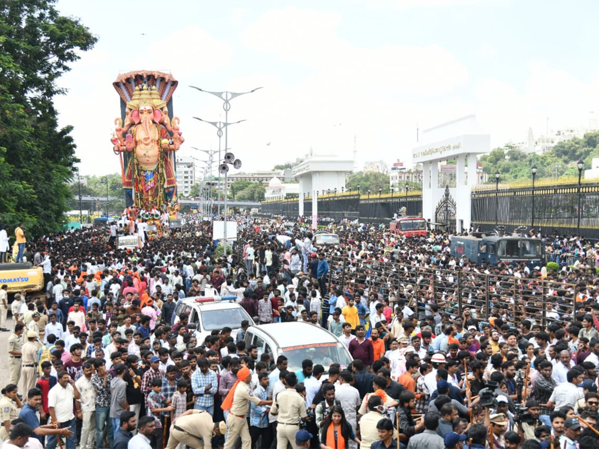 Heavy Rush Khairatabad Ganesh Shobha Yatra 2025 Photos17